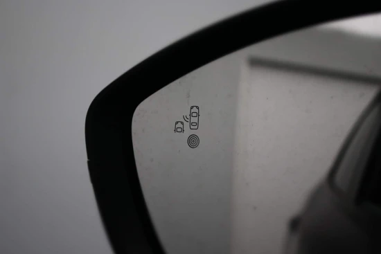 Peugeot 2008 GT 1.2 130PK | Camera | Navi | Keyless | Cruise & Climate C. Dode hoek | 17'' LMV | Privacy Glass | Leder\Stof |