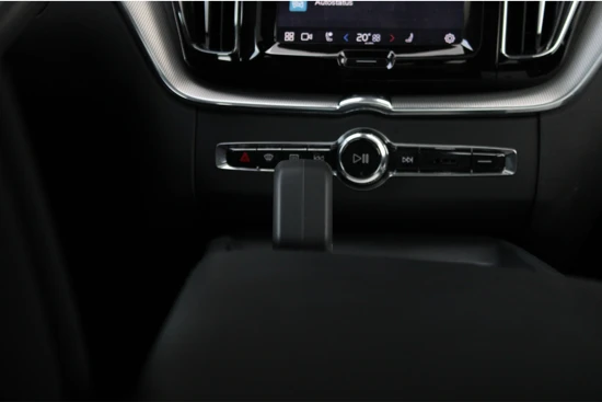 Volvo XC60 Recharge T6 AWD Plus Dark | Adaptive Cruise | Panoramadak | 21-inch | Elek. stoelen i.c.m. geheugen | BLIS | Trekhaak