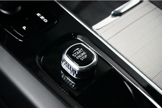 Volvo XC60 Recharge T6 AWD Plus Dark | Adaptive Cruise | Panoramadak | 21-inch | Elek. stoelen i.c.m. geheugen | BLIS | Trekhaak
