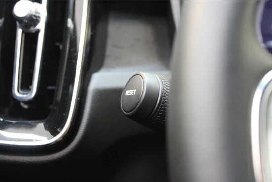 Volvo XC40 Recharge 231PK Core | Warmtepomp | Stoelverwarming | Getint Glas | All Season Banden
