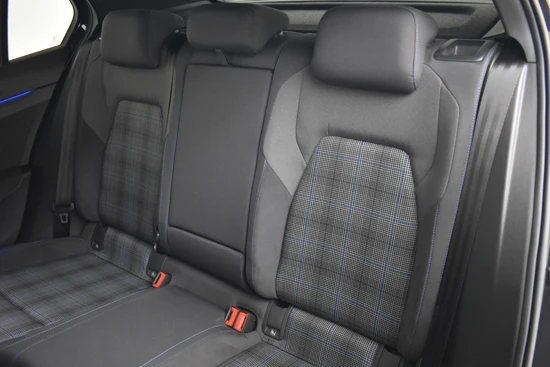 Volkswagen Golf 1.4 eHybrid GTE 245pk | Adaptief cruise control | Navigatie | Stuur + Stoelverwarming | Led koplampen | App connect | Parkeersen