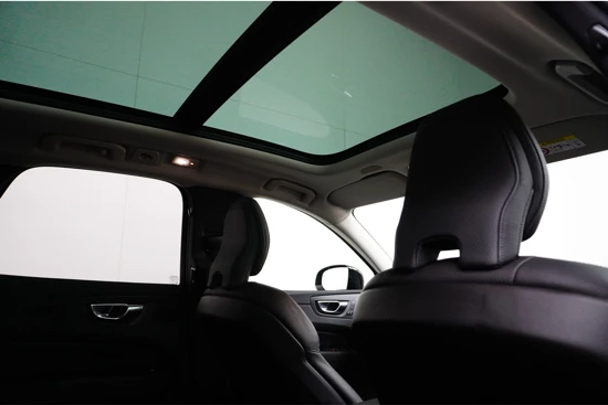 Volvo XC60 Recharge T6 AWD Ultimate Dark | Climate Pro pack | Leder | Getint glas | 22" wielen | Trekhaak | Panoramadak | BLIS |