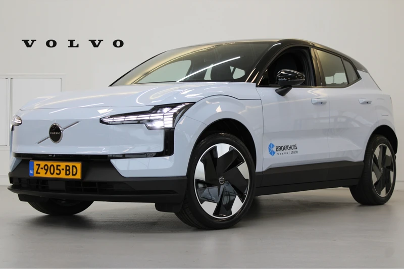 Volvo EX30 Extended Range 272PK Plus 69kWh | Stoelverw | 19'' | HK Audio | Elektr Klep | Zwart dak