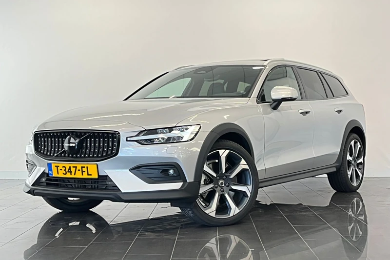 Volvo V60 Cross Country B5 AWD Ultimate | Getint glas | Parkeerverwarming | 20" wielen | Headup display | Harman Kardon | Stoelverwarming