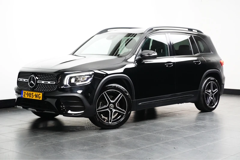 Mercedes-Benz GLB 200 AMG Line | 7-stoelen! | Panoramadak | Trekhaak | 19" LMV | LED | Elektrische achterklep |