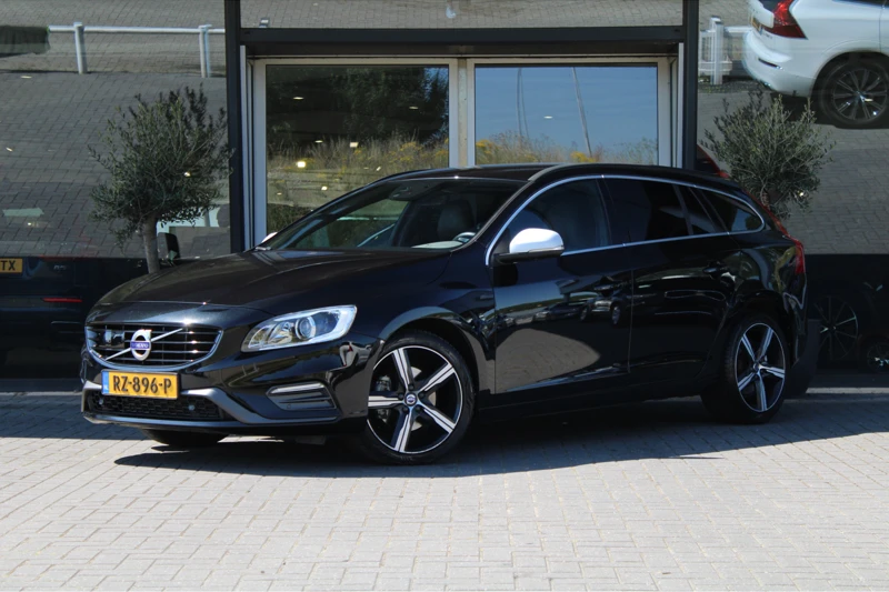 Volvo V60 T4 R-Design | Xenon | Navigatie | Adaptive Cruise | Camera | Stuur/stoelverwarming | Standkachel | 18-inch | LED-DRL