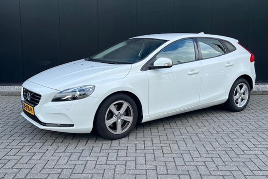 Volvo V40 T2 Kinetic | All season banden | Xenon | Stoelverwarming | Regensensor | Digitaal Instrumentenpaneel | Climate Control