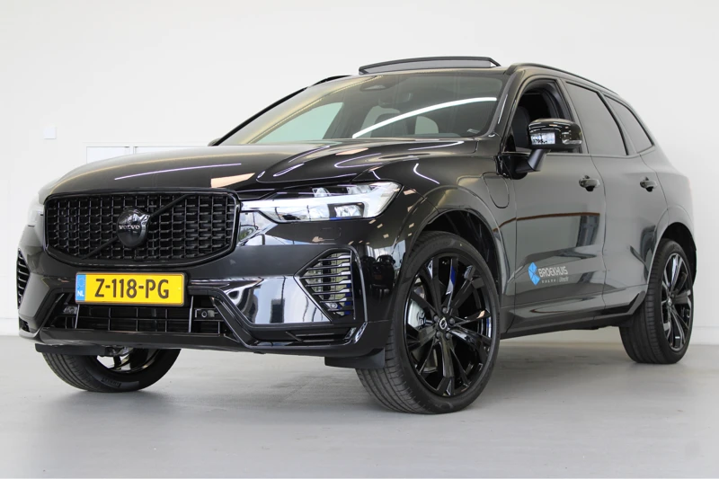 Volvo XC60 T6 350PK AWD Ultra Black Edition | HUD | HK Audio | Leder dash | Adapt LED | Getint Glas