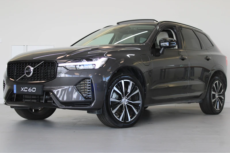 Volvo XC60 T6 350PK AWD Plus Dark | Trekhaak | Gelam Glas | Adapt LED | Blis | Standkachel