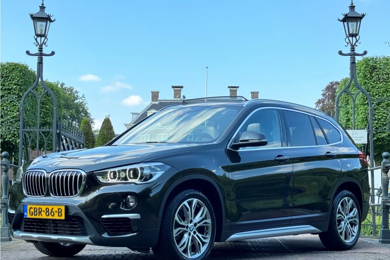 BMW X1 SDRIVE20I HIGH EXECUTIVE | DEALER OH! | PANODAK | LEDEREN SPORTSTOELEN | MEMORY SEATS | NAVI-PROF | CAMERA | CLIMA | STOELVERWAR