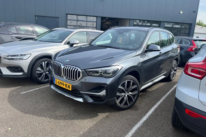 BMW X1 sDrive20i Business Edition Plus Automaat | Panoramadak | Leder | Navigatie | Trekhaak | Stoelverwarming | Climate Control | 1e E