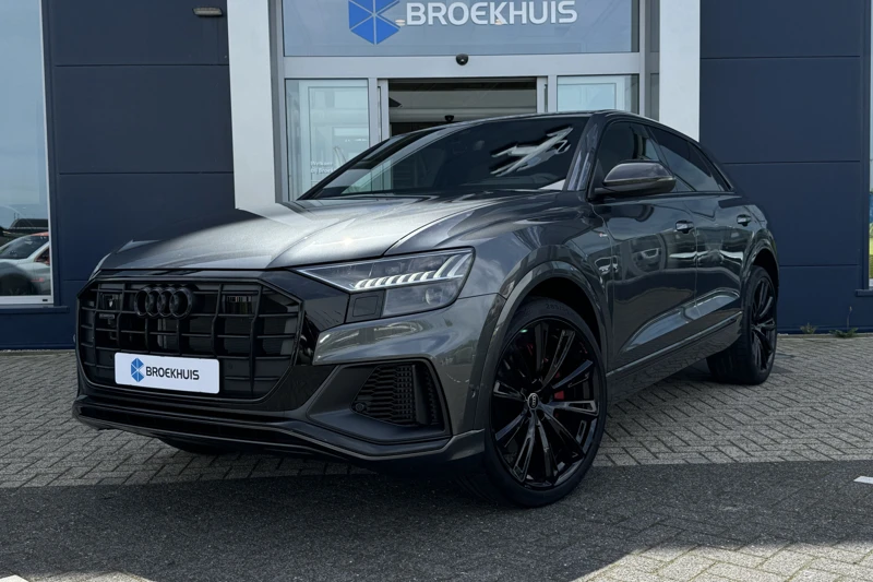 Audi Q8 60 TFSI E QUATTRO Competition | Zwart Optiek | Carbon | 23' LMV | B&O | Trekhaak | Luchtvering | HUD | ACC | Camera | PDC V/A |