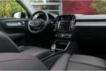 Volvo XC40 2.0 B3 Plus Dark | Trekhaak | Schuifdak | 360° Camera | Harman/Kardon audio | Adaptieve Cruise met Stuurhulp | Stuur- en stoelve