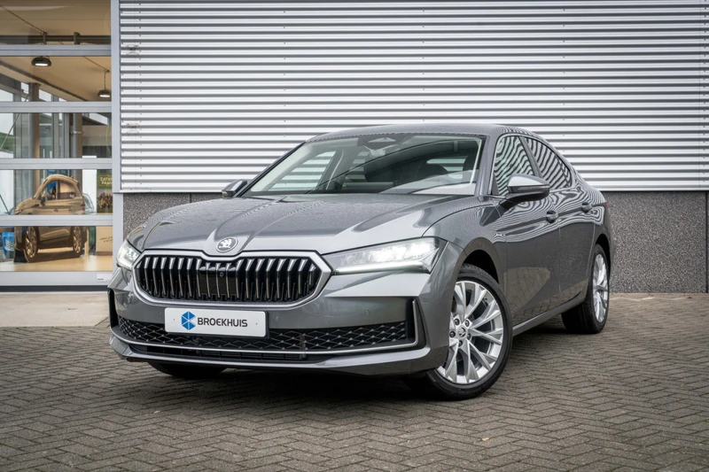Škoda Superb First Edition | Achteruitrijcamera | Climatronic, elektronische airconditioning met 3 klimaatzones | LED Koplampen met LED dagrijverlichting