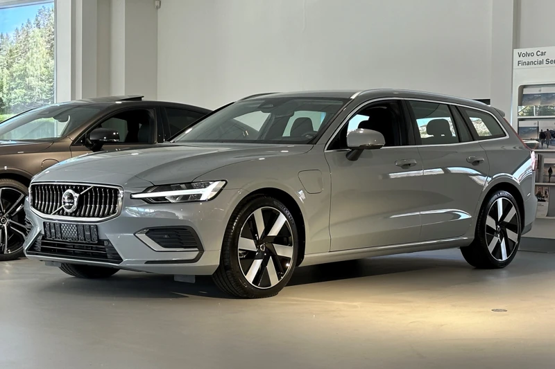 Volvo V60 2.0 T6 380PK Recharge AWD Essential Edition | Nieuw | Stoel- stuurverwarming | Achteruitrijcamera | Adaptive cruise control | Pi