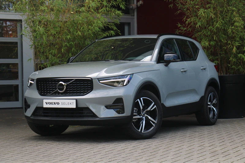 Volvo XC40 2.0 B4 Plus Dark | Adaptive Cruise | BLIS | Trekhaak | Camera | Stuur/stoelverwarming | Keyless | Harman/Kardon