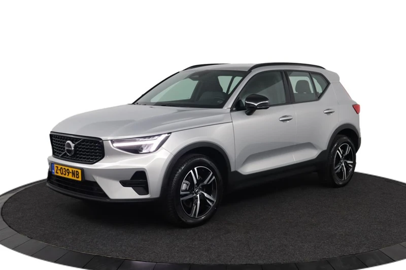 Volvo XC40 B4 Plus Dark | Visual Park Assist (incl. 360˚ view) | Adaptieve cruise control incl. BLIS | Elektrisch verstelbare stoelen incl.