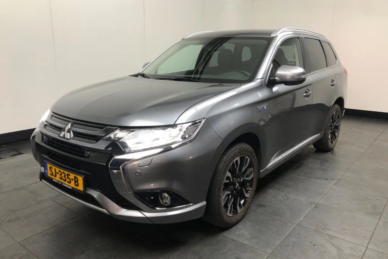 Mitsubishi Outlander 2.0 PHEV Premium | LED | Trekhaak | Leder/Alcantara | Clima | Camera | Navi By App | Keyless | Cruise | 18'' Lichtmetalen Velgen