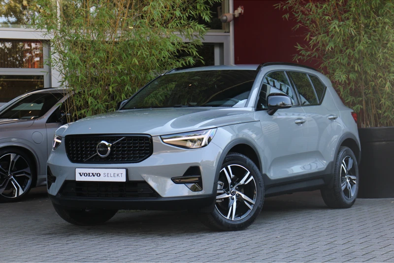 Volvo XC40 2.0 B4 Plus Dark | Adaptive Cruise | BLIS | Trekhaak | Camera | Stuur/stoelverwarming | Keyless | Harman/Kardon