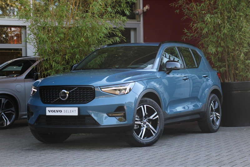 Volvo XC40 2.0 B4 Plus Dark | Adaptive Cruise | BLIS | Trekhaak | Camera | Stuur/stoelverwarming | Keyless | Harman/Kardon