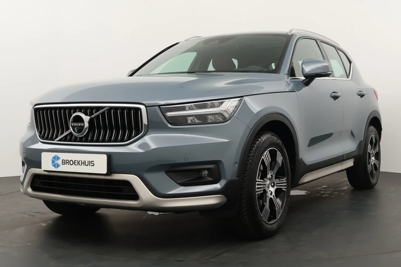 Volvo XC40 B4 Inscription | Visual Park Assist (incl. 360˚ view) | Adaptieve cruise control incl. BLIS | Panoramisch schuif-/kanteldak |