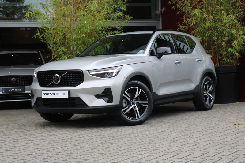 Volvo XC40 2.0 B4 Plus Dark | Trekhaak | Adaptive Cruise | BLIS | Camera | Stuur/stoelverwarming | Keyless | Harman/Kardon