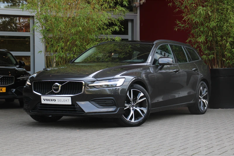 Volvo V60 2.0 B3 Automaat Essential Edition | Camera | Adaptive Cruise | Dodehoeksensoren | Stuur/stoelverwarming | 18" Velgen