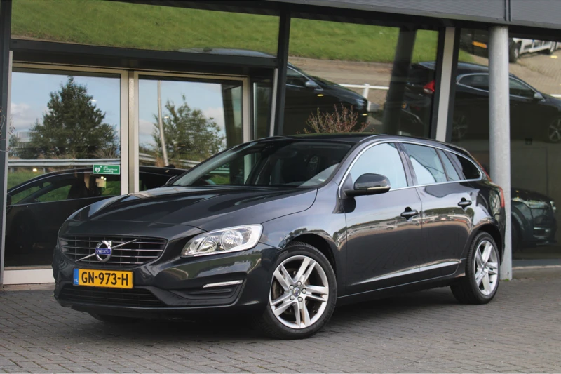 Volvo V60 2.0 T4 Momentum | Navigatie | Cruise Control | Verlaagd sportchassis | 17-Inch | PDC | Afneembare trekhaak