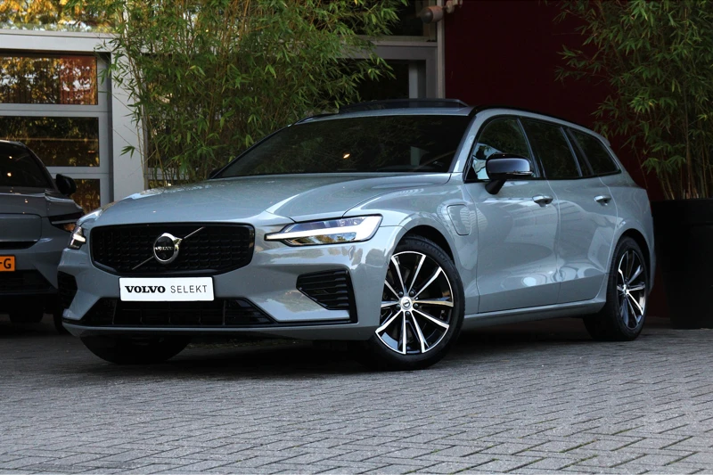 Volvo V60 2.0 T6 Recharge AWD Plus Dark| Sportstoelen| Panoramadak| Rondom camera| Trekhaak| Harman Kardon premium Audio