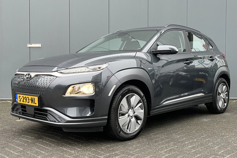 Hyundai KONA Electric EV 39 kWh 136pk Comfort | Carplay | Camera | Climate | Keyless | Navigatie | Warmtepomp | 17" Lichtmetaal | Parkeersensoren | Di