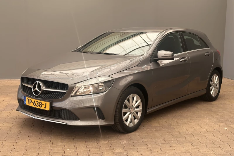 Mercedes-Benz A-Klasse 180 | Leder\Stof | 16'' Lichtmetaal | Stoelverwarming | Parkeersensoren | Airco | Bluetooth