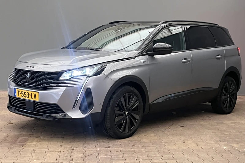 Peugeot 5008 Automaat 1.2 PureTech GT | AUTOMAAT | 7 Persoons | BLACK PACK | 19'' LMV | Navigatie | Clima | Camera | Stoelverwarming | Adaptieve Cruise | Elec.Klep | '| 2 stoelen op derde rij | Achterstoelen uitneembaar | Airco (automatisch)