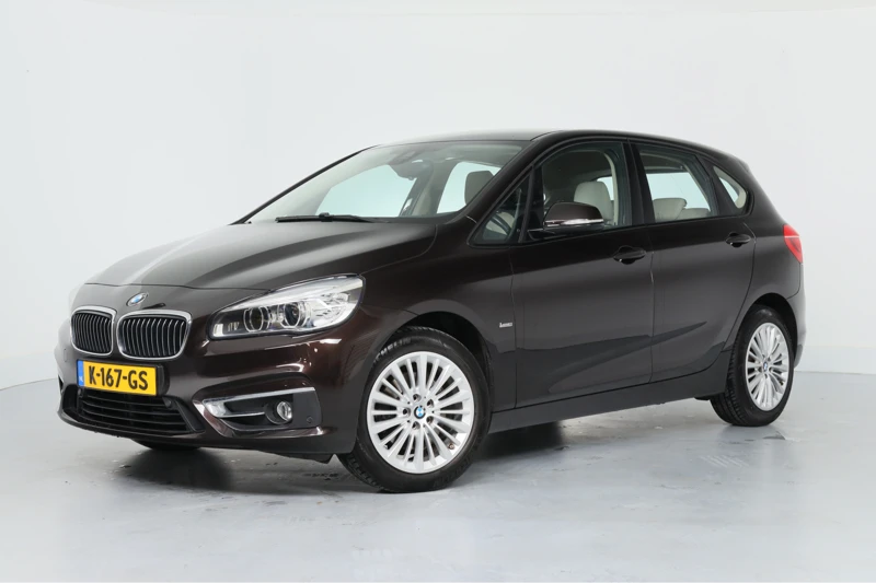 BMW 2 Serie Active Tourer 220i High Executive | Dealer Onderhouden! | Trekhaak | LED | Clima | HUD | Stoelverwarming | Camera | Navi | Leder