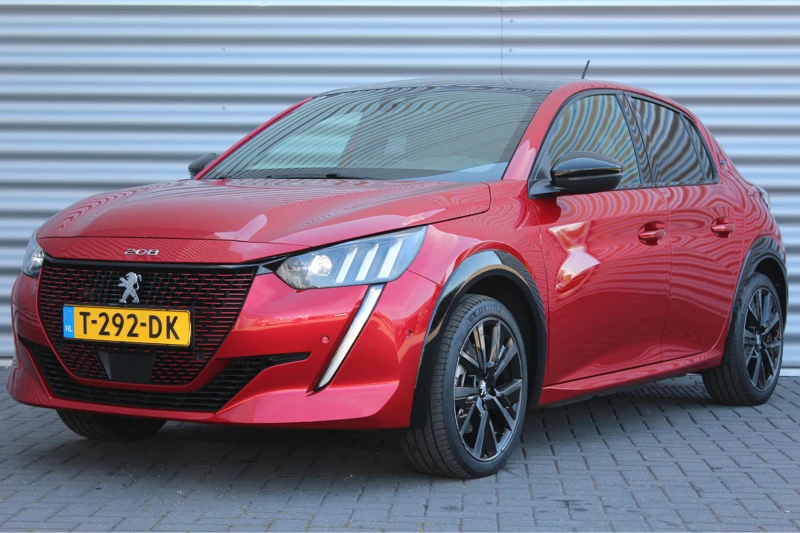 Peugeot e-208 EV 136PK GT PACK AUTOMAAT | / NAVI / LEDER / CLIMA / PDC / 17" LMV / CAMERA / KEYLESS / WINTERPAKKET / ALCANTARA / ADAPT. CRUISECONTROL / I-COCKPIT / FULL-LED / 1E EIGENAAR / NIEUWSTAAT !!