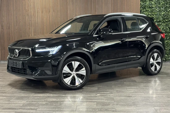 Volvo XC40 T4 Recharge Inscription | MY23 | Trekhaak | All Season banden | Stoel en Stuurwielverwarming | Zitting verlenging voorstoelen | Cruise Control | 18 Inch | Keyless Drive | Parkeersensoren achter | Elektrisch bedienbare achterklep | Climate Control L+R | DAB Radio | Apple Carplay/Android Auto | Draadloos telefoon opladen | Volvo On Call met mobiele App functie |