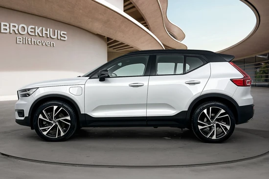 Volvo XC40 1.5 T5 Twin Engine R-Design | Trekhaak | PDC V+A en 360 camera | Harmen & Kardon | BLIS | Keyless Entry + Start | Stoel + Stuurverwarming |