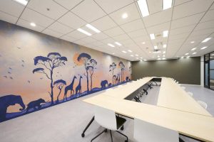 社外の方がご来社された際に使用する大会議室。アフリカの風景をイメージした壁紙をデザインしています。