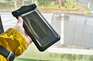 スマホ防水ケースのおすすめ人気16品。お風呂や海で活躍する防水機能が最強の商品を紹介のサムネイル画像