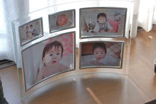 ベビーフォトフレームおすすめ16品。おしゃれ/手形/木製/12ヶ月用など人気のフレームで赤ちゃんの写真を飾ろうのサムネイル画像