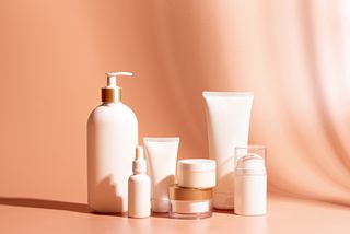 ローラさんの愛用する化粧品・コスメ・スキンケアアイテムまとめ(2025年)のサムネイル画像