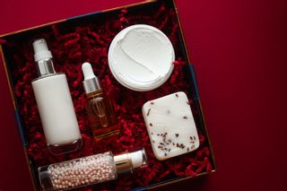 長谷川京子さんの愛用する化粧品・コスメ・スキンケアアイテムまとめ(2025年)のサムネイル画像