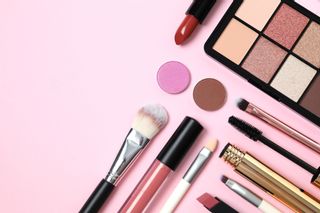 指原莉乃の愛用する化粧品・コスメ・スキンケアアイテムまとめ（2025年）のサムネイル画像