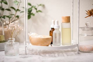 小嶋陽菜さんの愛用する化粧品・コスメ・スキンケアアイテムまとめ（2025年）のサムネイル画像