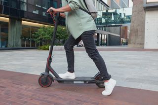 大人向けキックボードのおすすめ人気25品（2025年）。公道可能/免許不要/通勤向きなどの逸品をご紹介のサムネイル画像