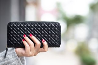 芸能人愛用財布のおすすめ20品（2025年）。レディース/メンズ向けのおしゃれな人気ブランド品をピックアップのサムネイル画像