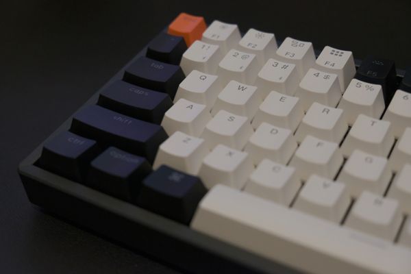 メカニカルキーボードのおすすめ人気16品。青軸/赤軸/茶軸/銀軸 メカニカルキーボードのおすすめ人気16品。青軸/赤軸/茶軸/銀軸