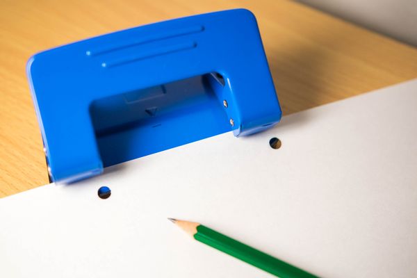 穴あけパンチおすすめ16品。一つ穴/大きい/ルーズリーフ対応などの中からニーズに合う商品を選ぼうの画像