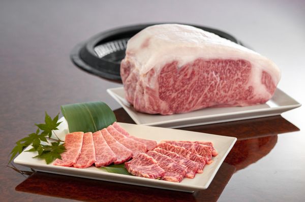 ふるさと納税のお肉おすすめ人気16品。こま切れ肉から高級ステーキ、定期便までおすすめ返礼品まとめの画像