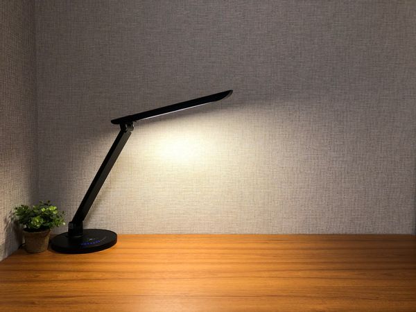目にやさしいブラック卓上ライト