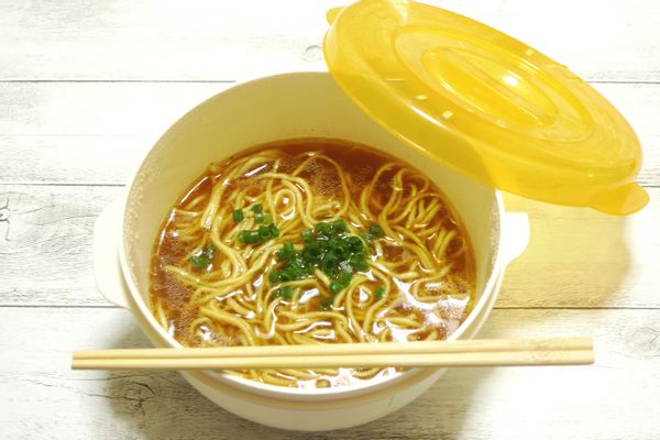 電子レンジ用インスタントラーメン調理器のおすすめ人気17品。湯切りつき/陶磁器製などの水から作れる商品をご紹介の画像